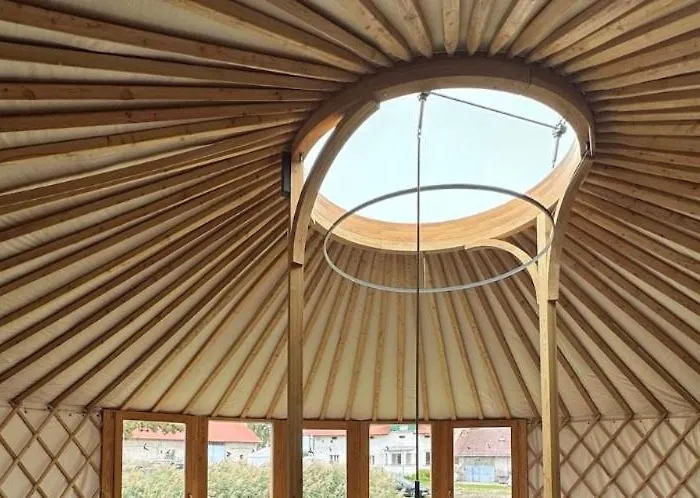 Glamping Nad Meandry V Jurte Chyňava